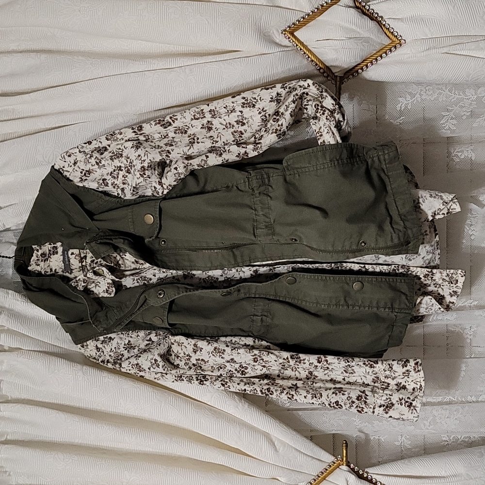 Gap vest with hood